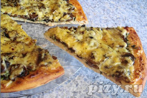 Пицца с шампиньонами и зеленым луком