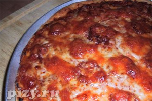 Рецепт мясной пиццы с ветчиной и салями